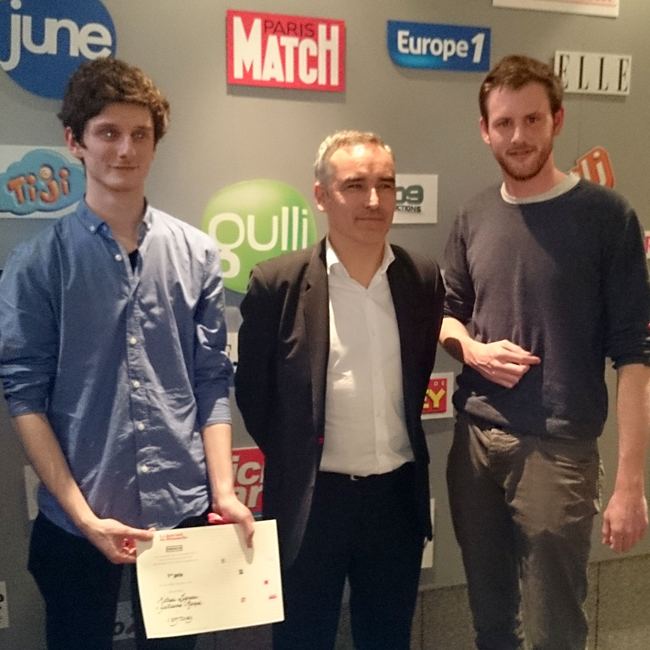 De gauche à droite : Mathieu Ligneau, étudiant de 2e année de DUT, Bruno Jeudy, rédacteur en chef du service politique du JDD, et Guillaume Marque, étudiant de licence spécialité TV. 