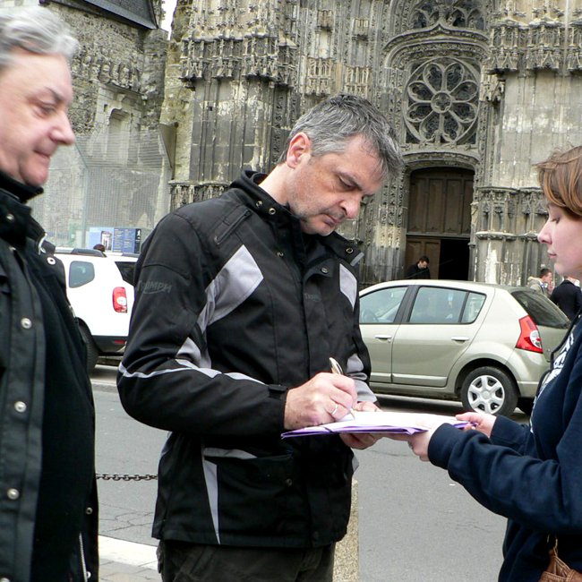 Deux touristes anglais signent devant la cathédrale de Tours, dimanche matin 6 avril.
